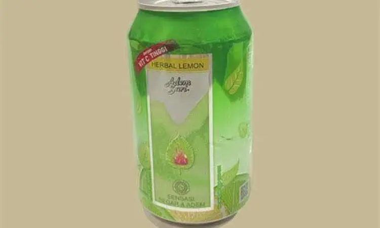 Display produk adem sari kaleng di rak supermarket