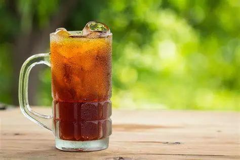 Kesegaran Es Teh Manis Segelas es teh manis dengan es batu melimpah dan irisan lemon