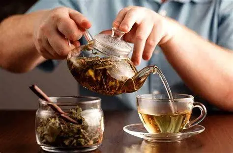 Seni Menyeduh Teh Proses penyeduhan teh menggunakan poci tanah liat