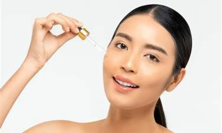 Cara Pakai Serum Wanita mengaplikasikan serum wajah anti aging