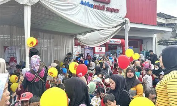 Ibu sedang berbicara secara mendalam dengan anaknya