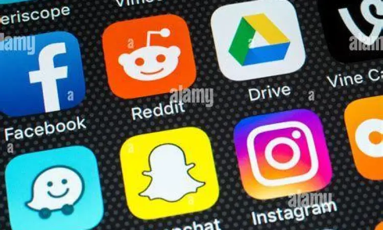 Berbagai ikon aplikasi media sosial di layar smartphone