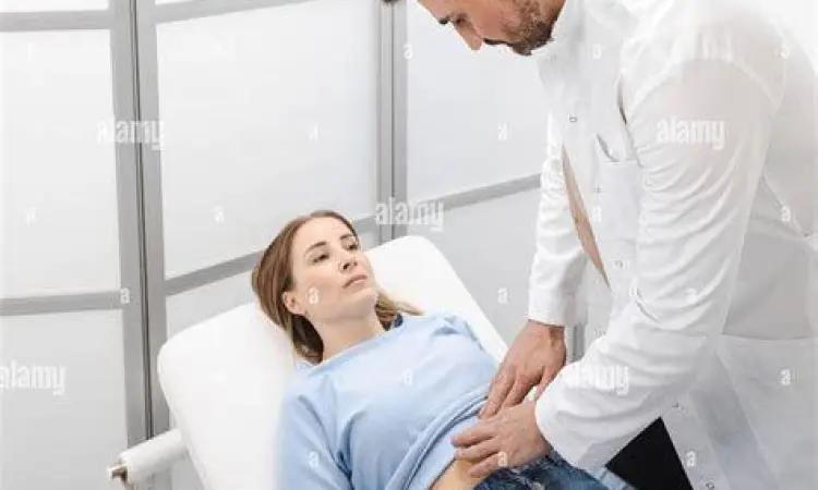 Pemeriksaan Medis Perut Dokter memeriksa pasien dengan keluhan abdominal pain