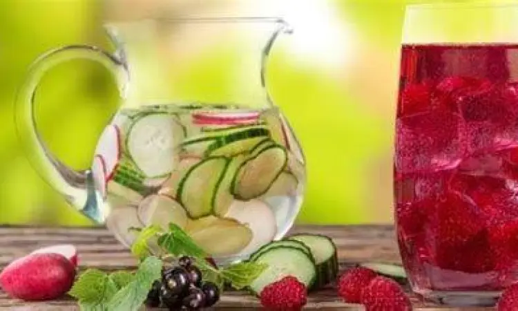 Kombinasi buah berserat dan segelas air putih