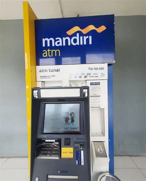 Konsultasi Medis Kontrasepsi Seorang wanita sedang berkonsultasi dengan dokter mengenai pilihan KB