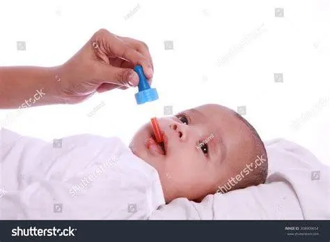 Pemberian Vitamin pada Bayi Bayi diberikan vitamin dengan pipet