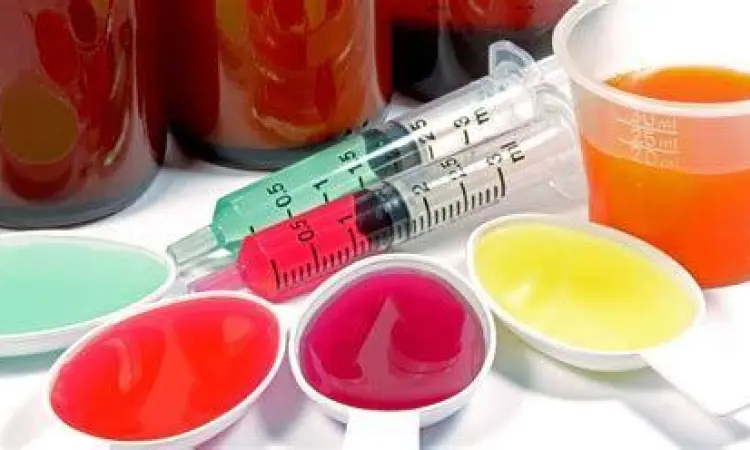 Cara Takar Obat yang Benar Seseorang menggunakan sendok takar untuk obat cair