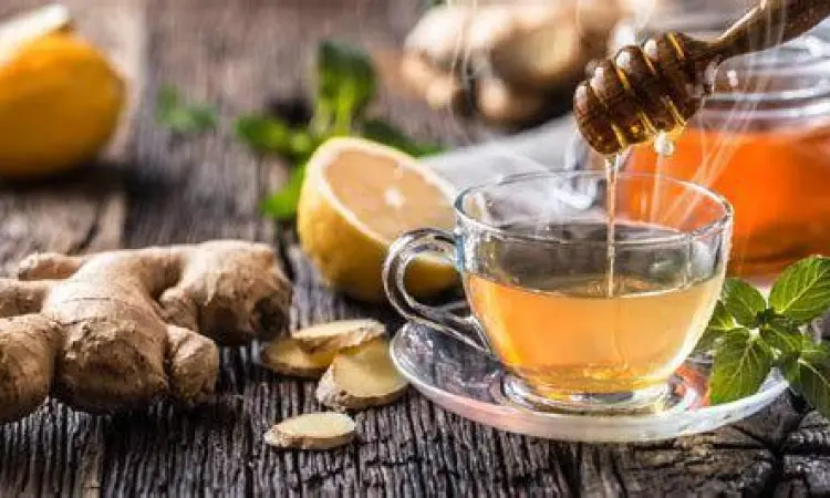 Minuman Alami Pendamping Obat Segelas air hangat dengan lemon dan madu untuk meredakan batuk