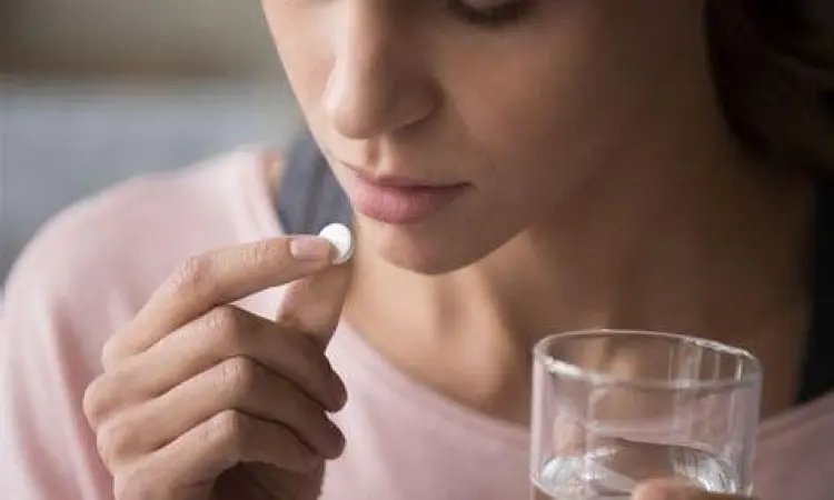 Seseorang meminum obat setelah makan untuk mencegah iritasi lambung