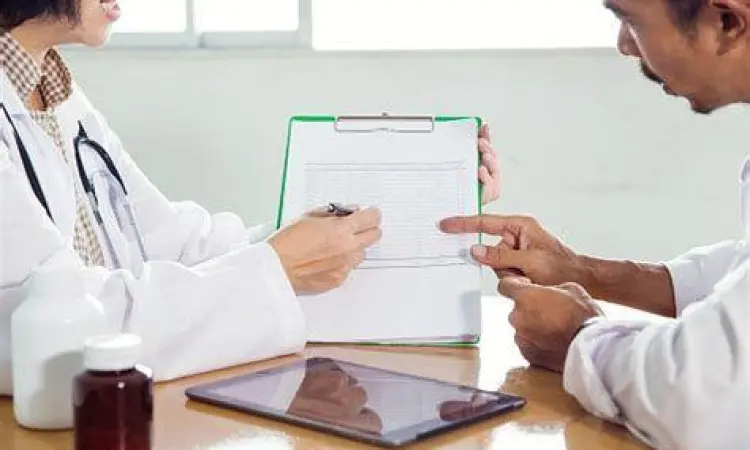 Interaksi dokter dan pasien di ruang periksa