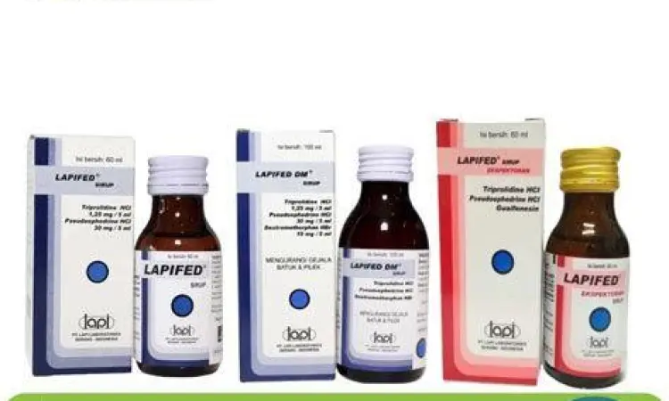 Jenis Obat Batuk Sirup Berbagai jenis botol obat batuk sirup di rak apotek