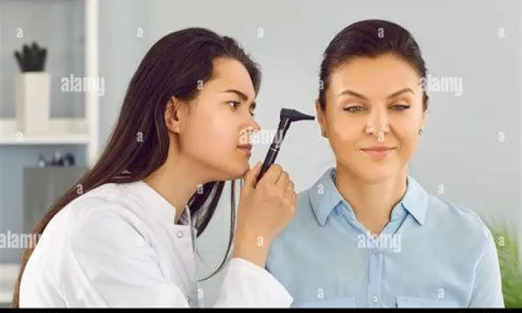 Pemeriksaan telinga oleh dokter THT