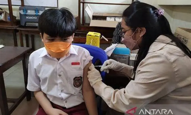 bayi tersenyum setelah vaksinasi