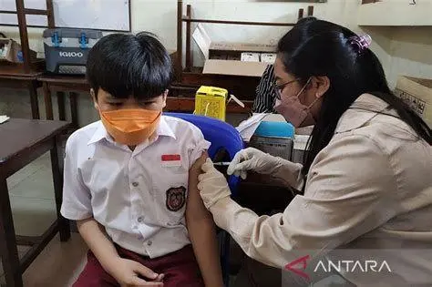 Pentingnya Vaksinasi Bayi bayi tersenyum setelah vaksinasi