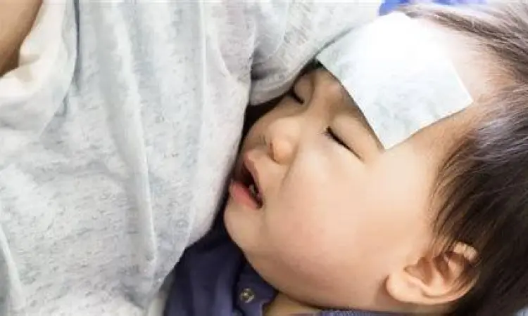 Penanganan KIPI ibu mengompres dahi bayi yang demam