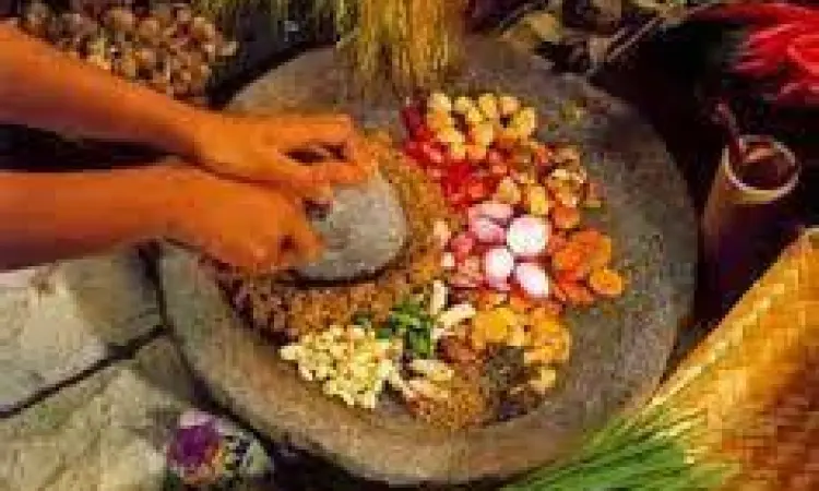 Proses menghaluskan bumbu pepes dengan cobek