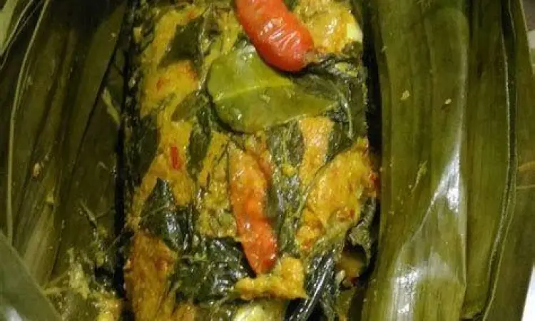 Pepes ikan mas dalam bungkusan daun pisang