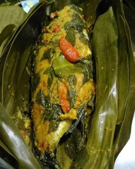 Pepes Ikan Mas Autentik Pepes ikan mas dalam bungkusan daun pisang