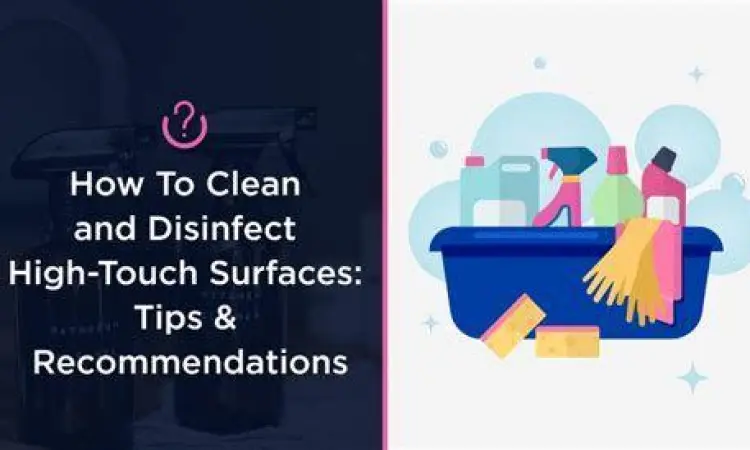 Membersihkan gagang pintu dengan disinfektan